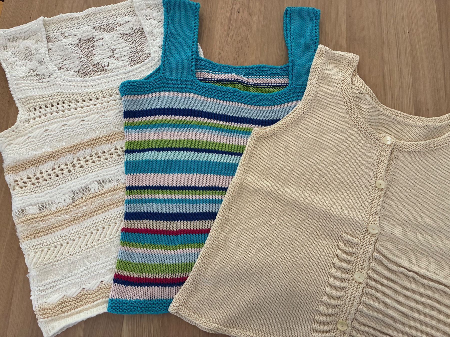 Tops: 3 Damen-Tops handgestrickt Grösse M – D'occasion à Baar par Johan016