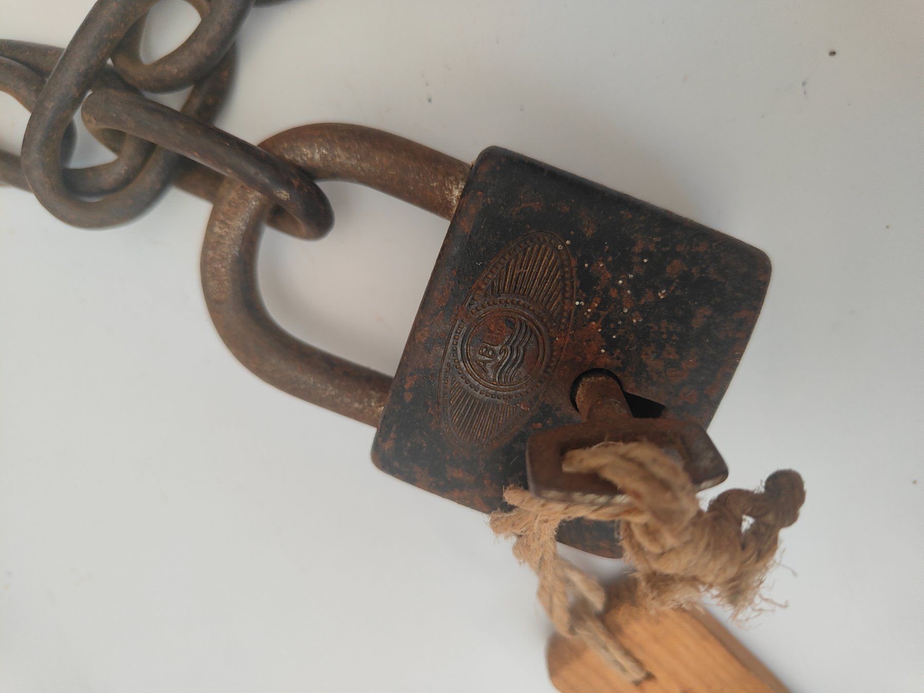 Schlösser: Antike Eisenkette mit Schloss – Gebraucht aus Olten von Mezopotamya 1