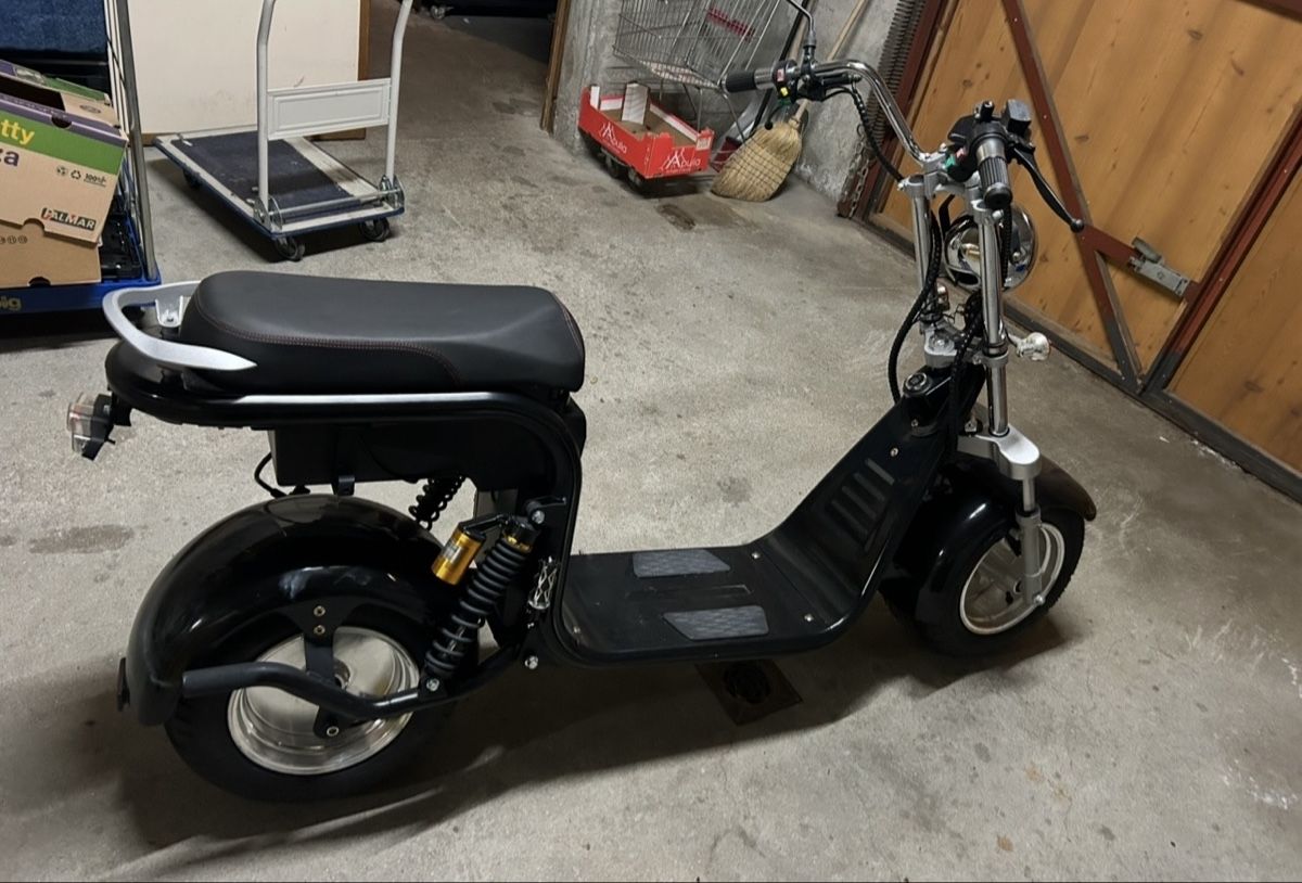 Scooters: Elektroroller schwarz  – Gebraucht aus Guttet-Feschel von Swissdarter 3