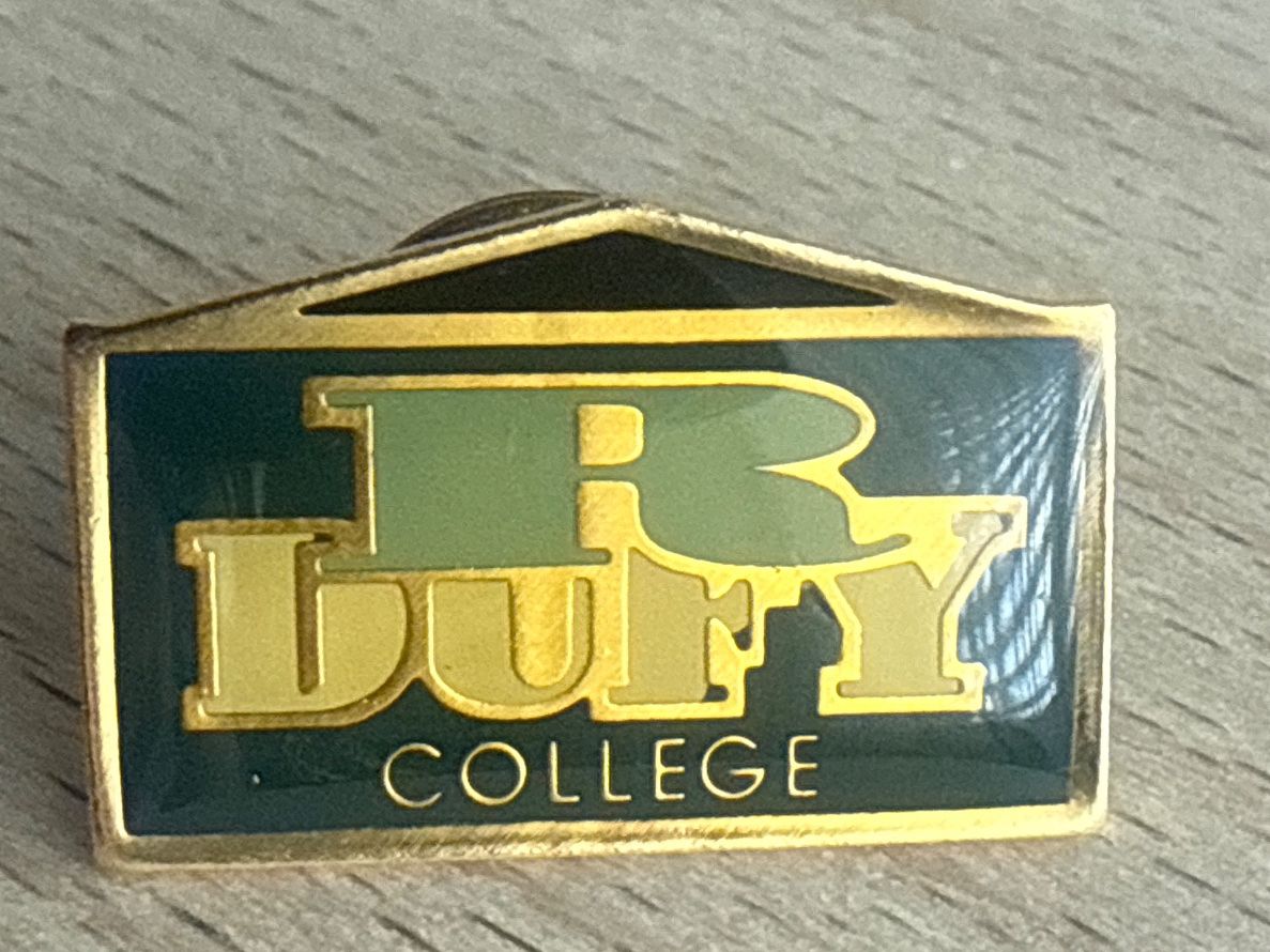 Placchette & Badge: Pin R Dufy College – Usato da Glattbrugg venduto da Schweigmatt