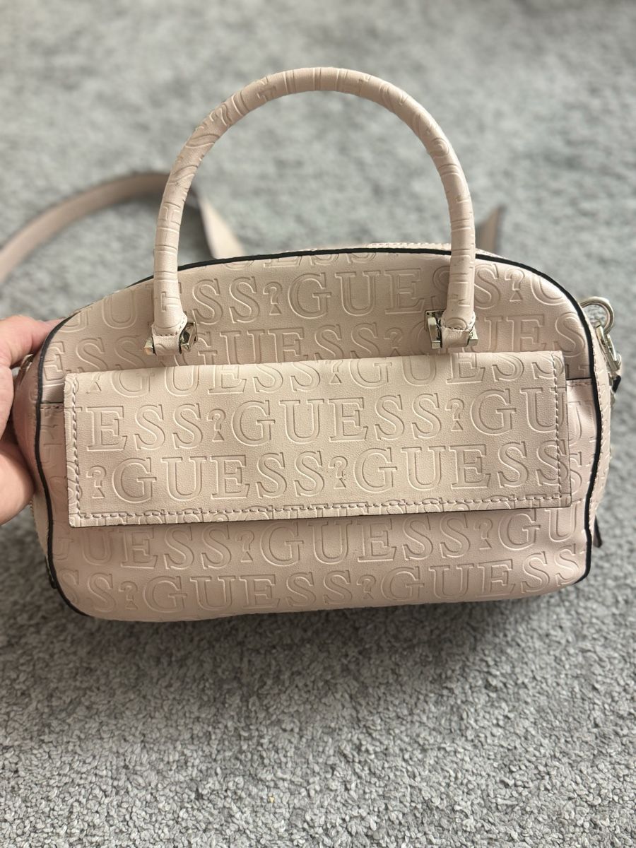 Guess Borse da donna: Guess Handtasche Lachsfarben  – Usato da Schlieren venduto da RoutlyLuxury 1