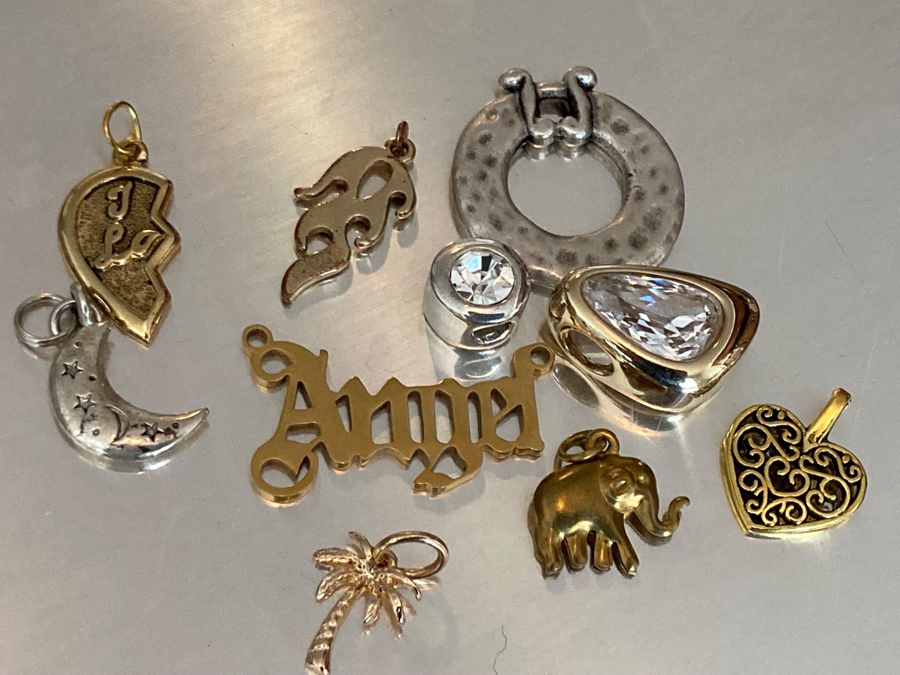 Ciondoli: Pendentifs en métal argenté et doré – Usato da Marly venduto da Antigona71