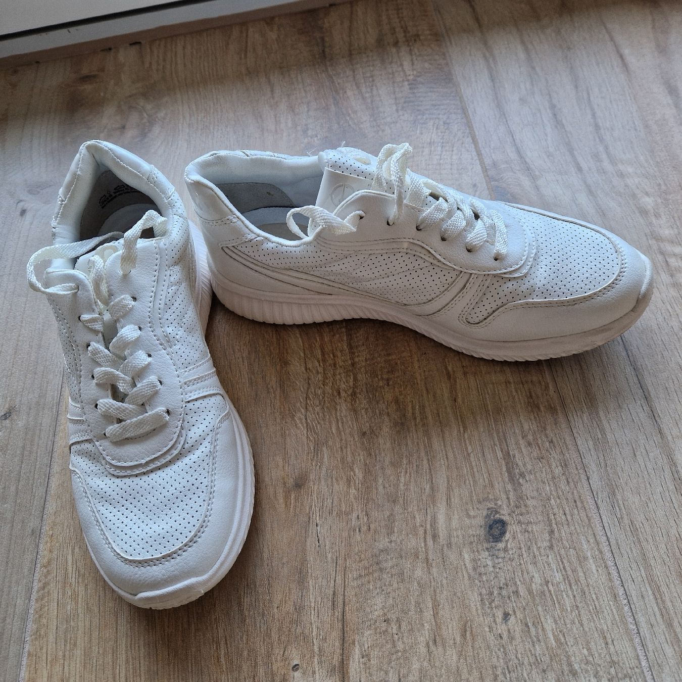 Tamaris Scarpe da donna: Sneakers Tamaris weiss Gr 39 – Usato da Roggliswil venduto da bi10do 1