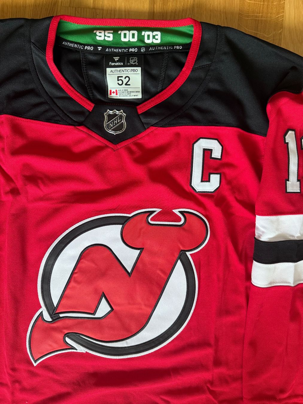 Canottiere & Pantaloni: NHL-Jersey / Nico Hischier / New Jersey Devils – Nuovo (secondo la descrizione) da Ostermundigen venduto da Vancouver16 3