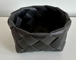 Schwarzes Körbli aus Rattan