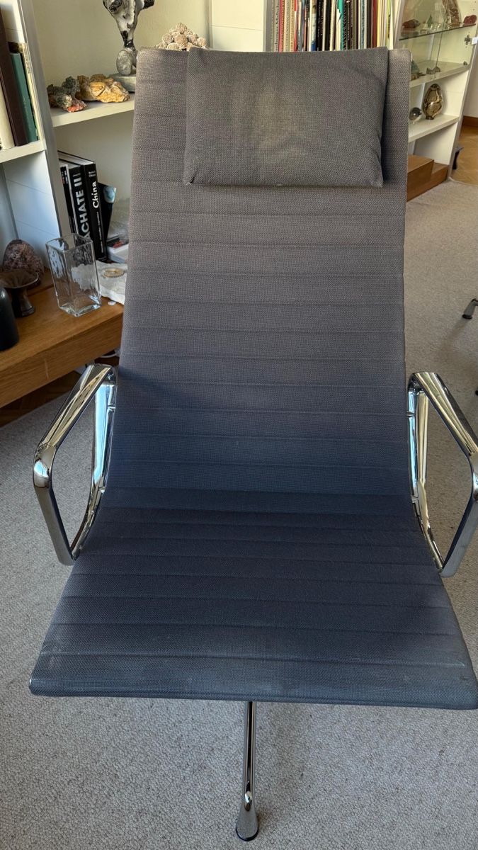 Vitra Poltrone: Vitra Eames EA124 Lounge Chair – Usato da Basel venduto da lau_j25k 1