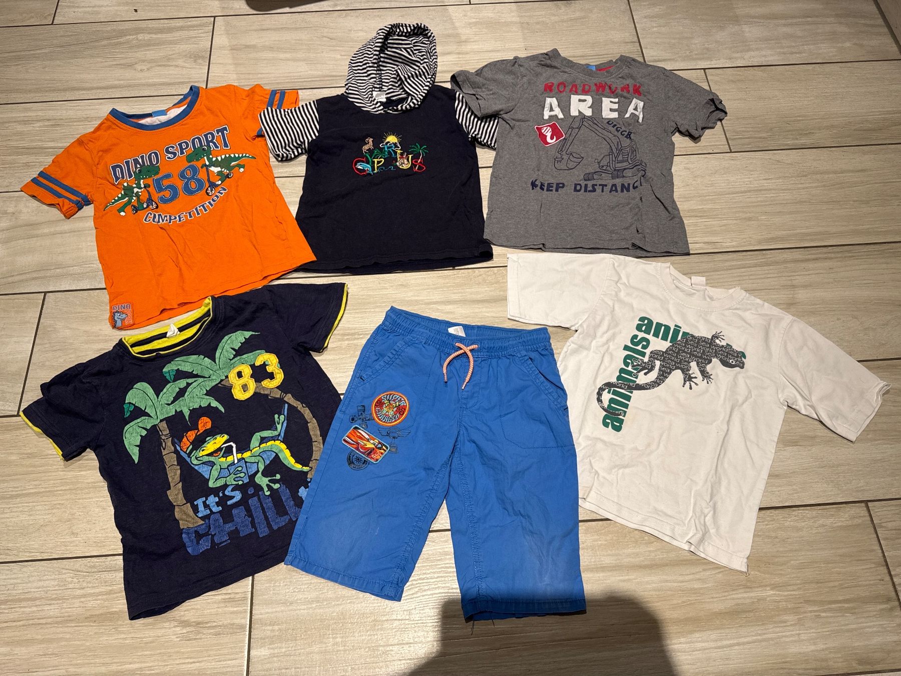 Lotti & Set di vestiti: Jungen Sommer Set Gr 128, 6 teilig – Usato da Gelterkinden venduto da Familienferien