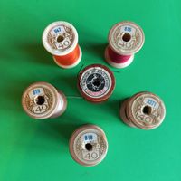 Bobines de fil multicolore -