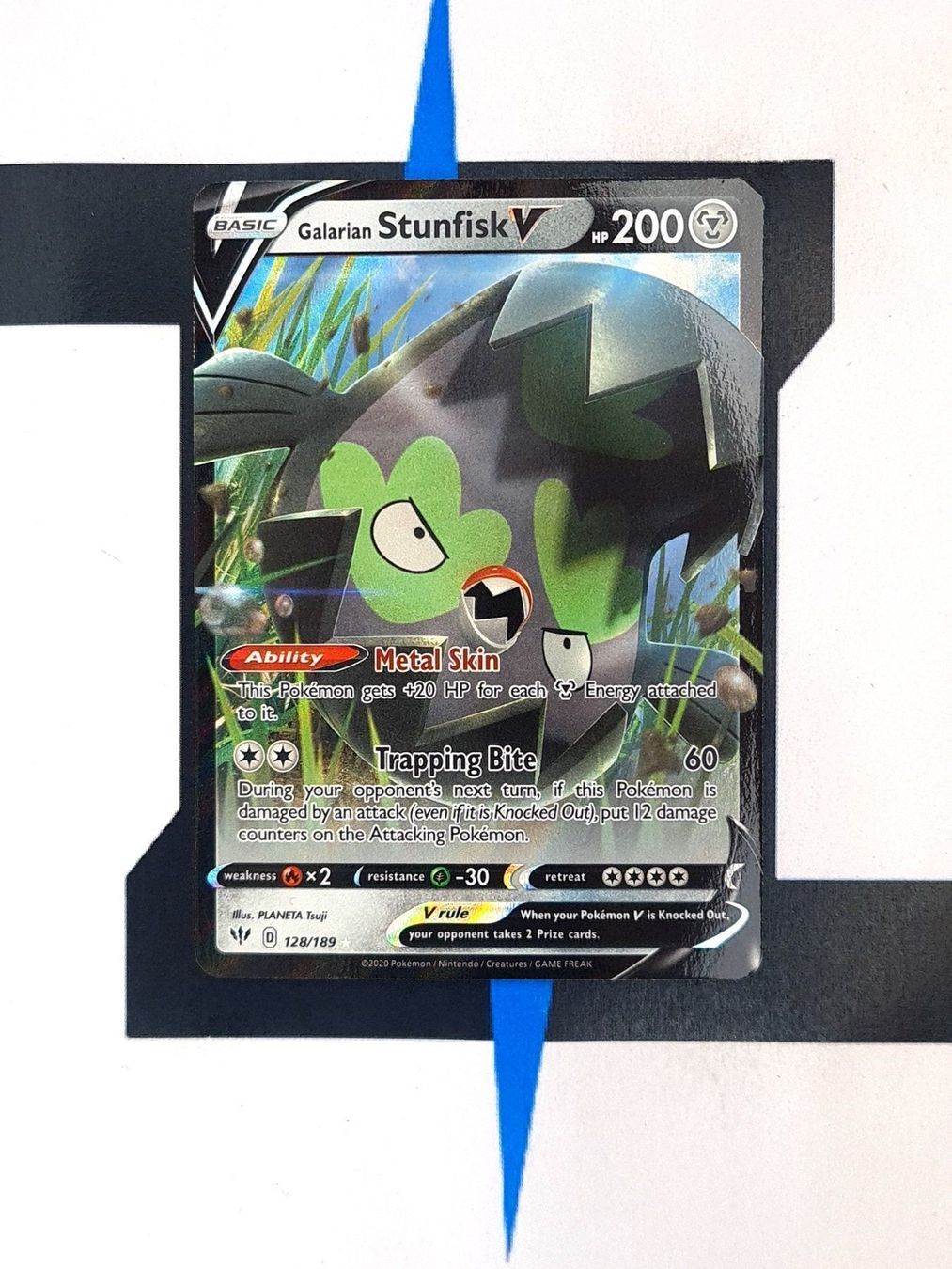 Pokémon Carte collezionabili: Galarian Stunfisk V DAA128 EN Good – Usato da Basel venduto da Zadoys