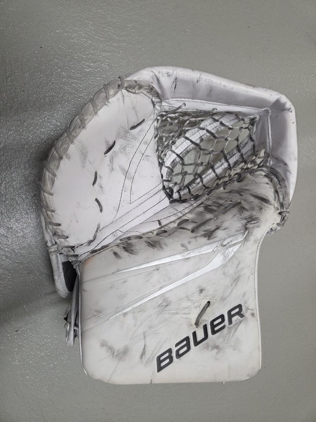 Bauer Guanti & manicotti: Bauer Hyperlite Full Right Fanghand – Usato da Bassersdorf venduto da Hockeygoalie84