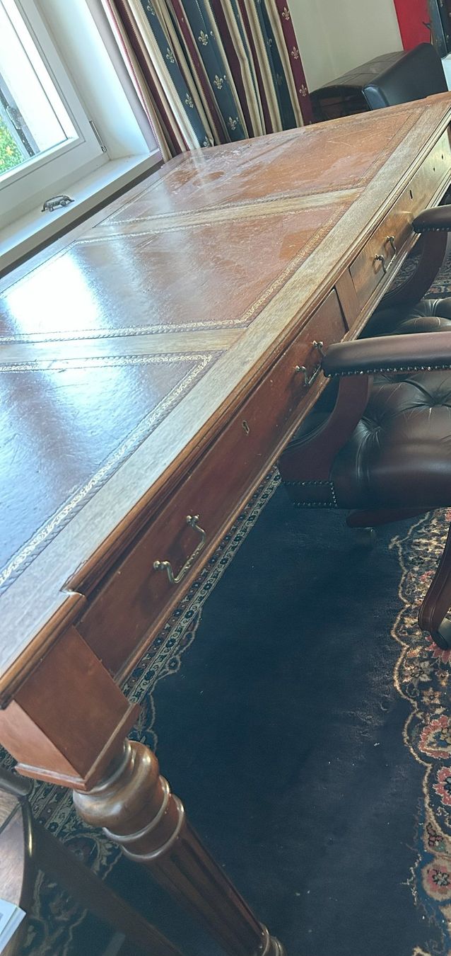 Schreibtische: klassischer Schreibtisch mit Lederbezug – Gebraucht aus Zollikon von est_rkg7