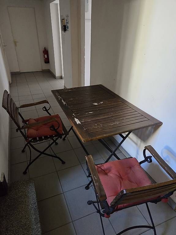 Tischset: Une table et deux chaises  – Gebraucht aus Lausanne von Filip_ 4