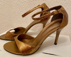 Sandalen in Goldfarben, Gr. 36, Neu