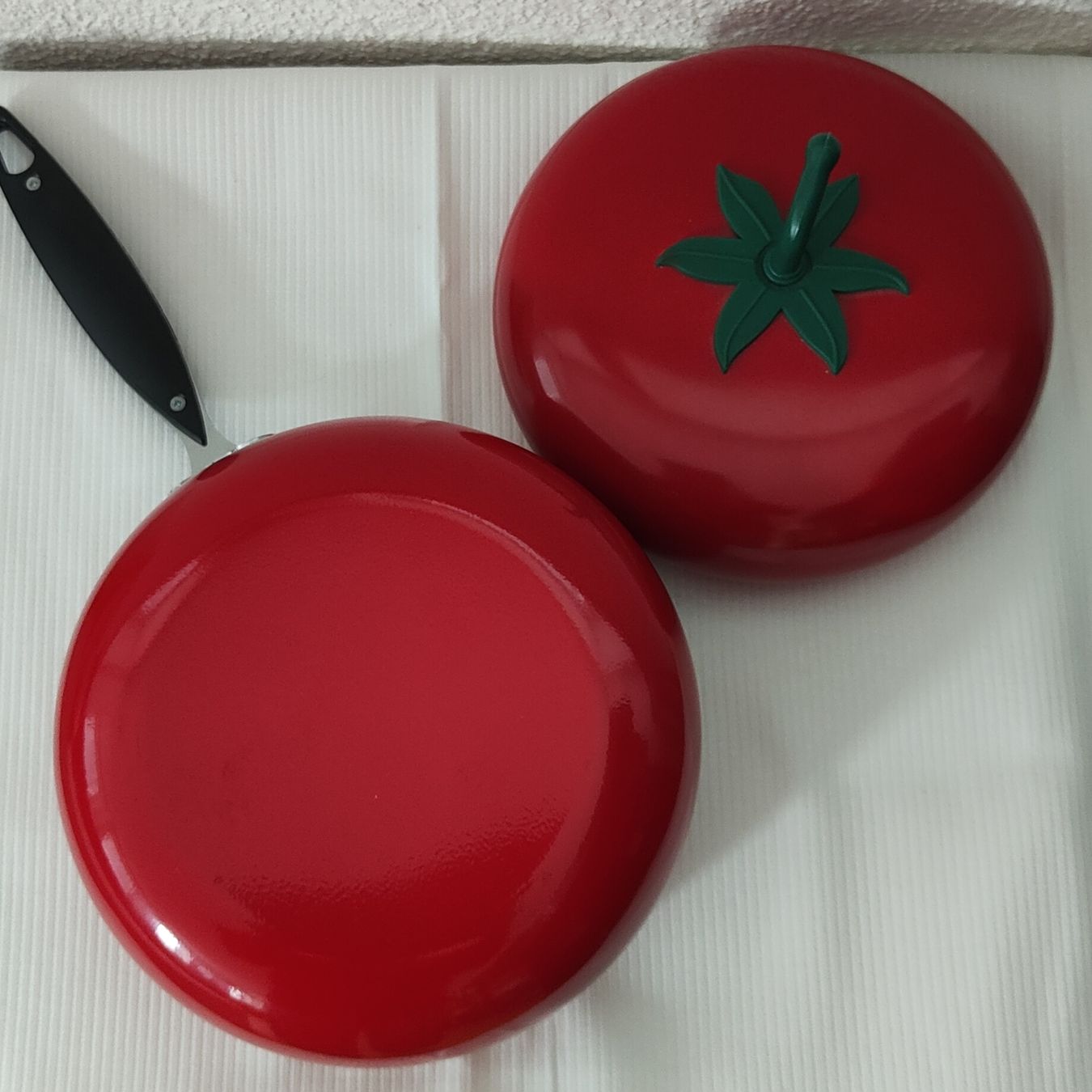 Pentole: Topf im Tomaten Design rot mit Deckel neuwertig – Nuovo (secondo la descrizione) da Biel/Bienne venduto da Jaguar.32 2