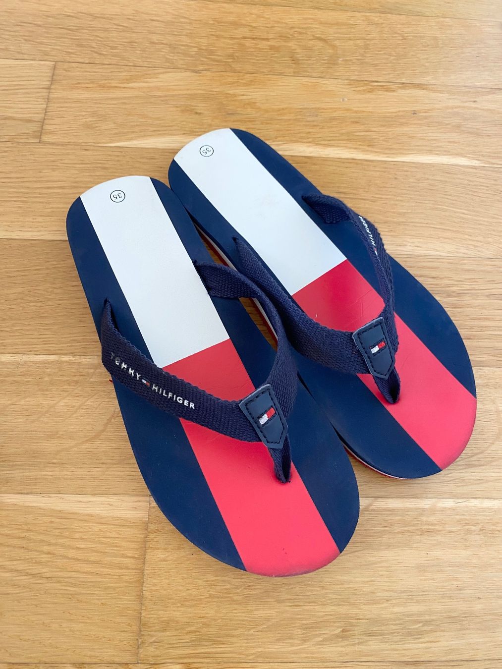 Tommy Hilfiger Scarpe per ragazzi: Tommy Hilfiger (Gr.35) Kinder Flip Flops – Usato da Unterseen venduto da ice_wc8z 1