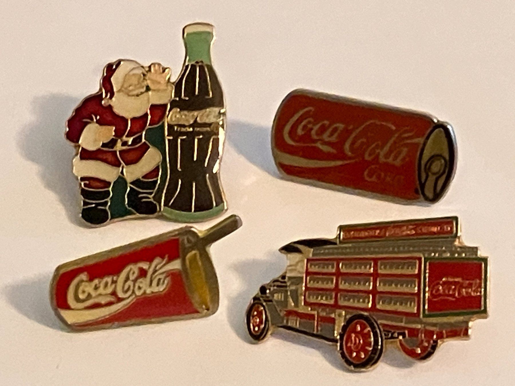 Placchette & Badge: 4 Pin Coca Cola – Usato da Basel venduto da djwwpp