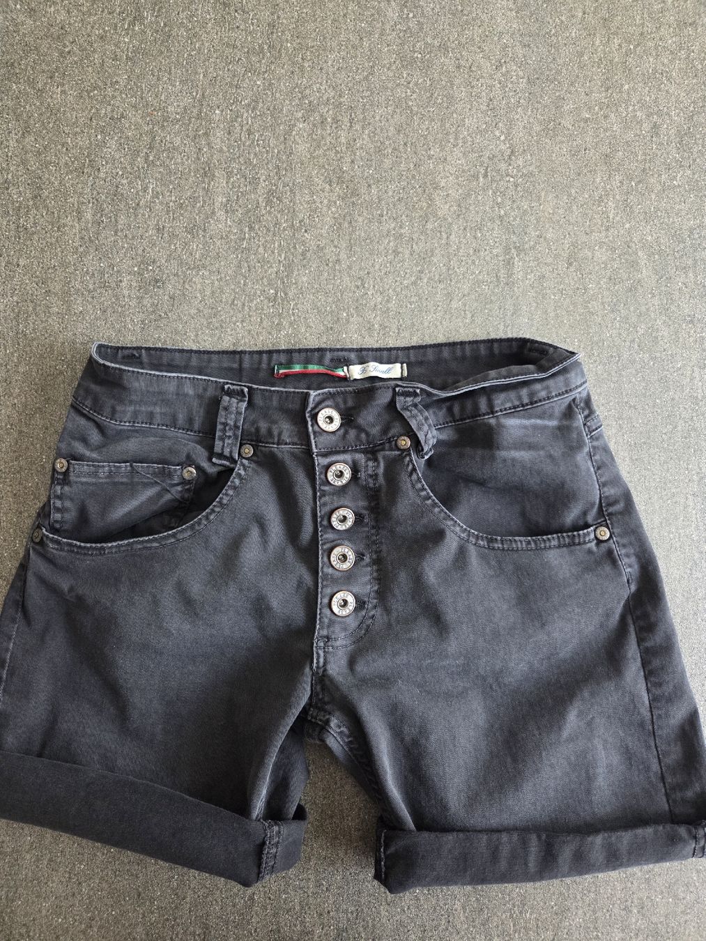 Please Jeans Pantaloni: Please Shorts schwarz, Grösse XS – Usato da Mels venduto da Melina3