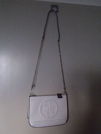 neue GUESS Tasche Pochette mit Kette