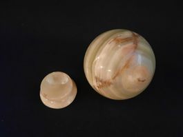 ONYX-Steinkugel mit Sockel, ca. 6 cm Durchmesser