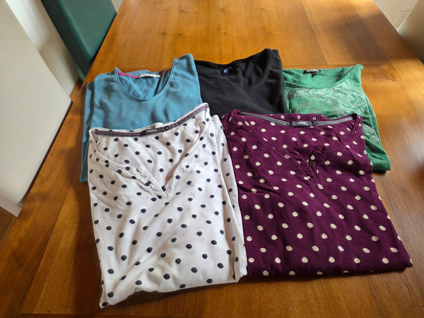 Cecil T-shirt: tshirt 4 cecile, 1x kenny s – Usato da Winterthur venduto da chimischimi 7