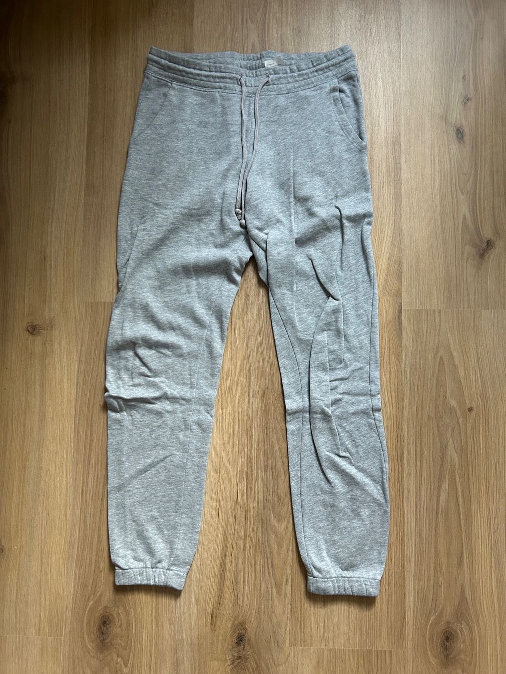 H&M Pantaloni: Training/jogging gris clair serré au chevilles – Usato da Chevenez venduto da lou_79mn