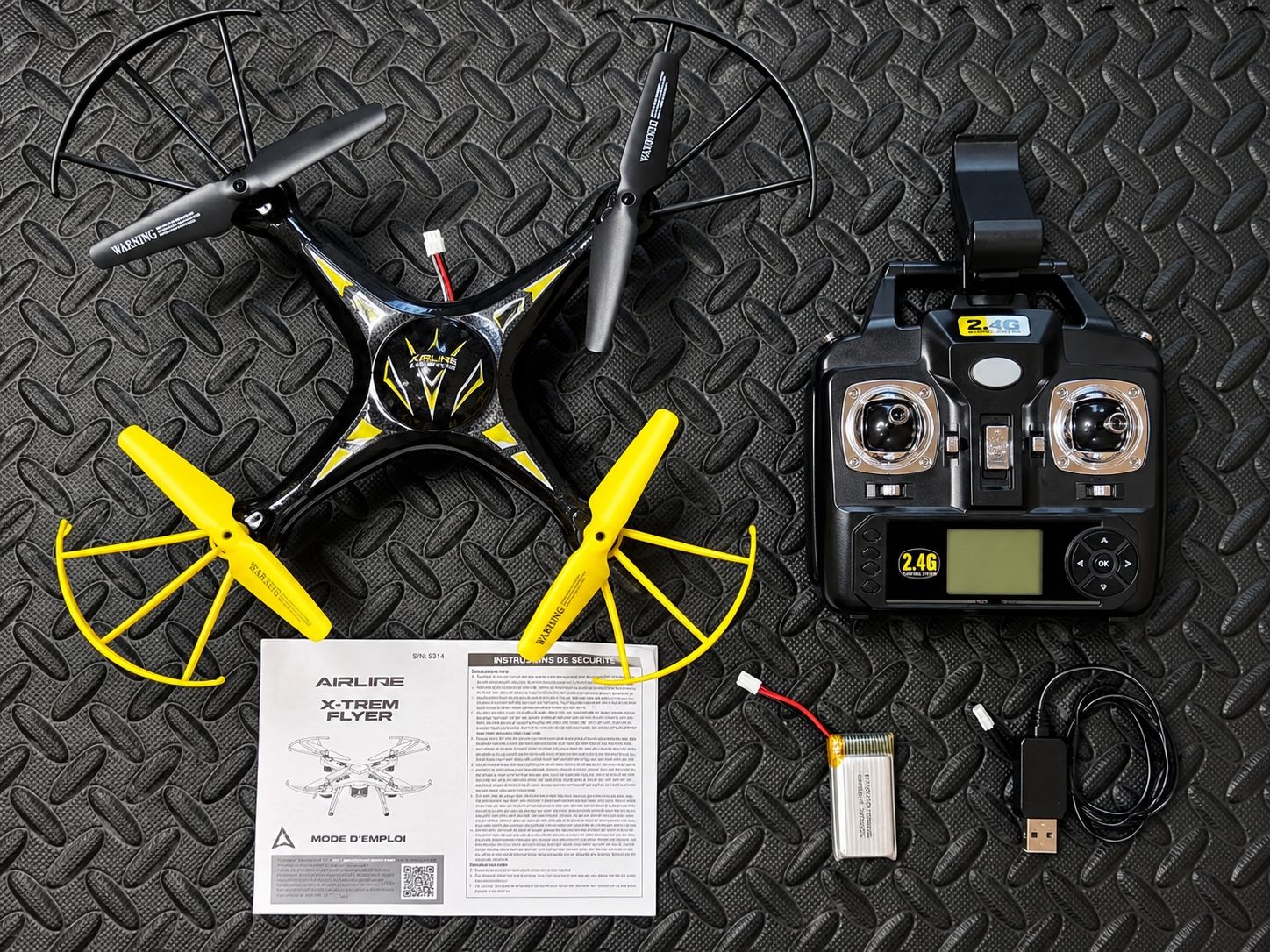 Giocattoli: Drone RC 2.4 GHz avec télécommande & accessoires – Usato da Châtel-St-Denis venduto da QQ_seller