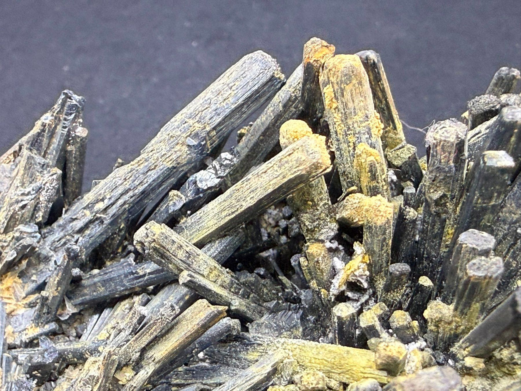 Minerali & Pietre curative: Stibnit mit Stibiconit Überzug – Usato da Schinznach Bad venduto da Demerald 1