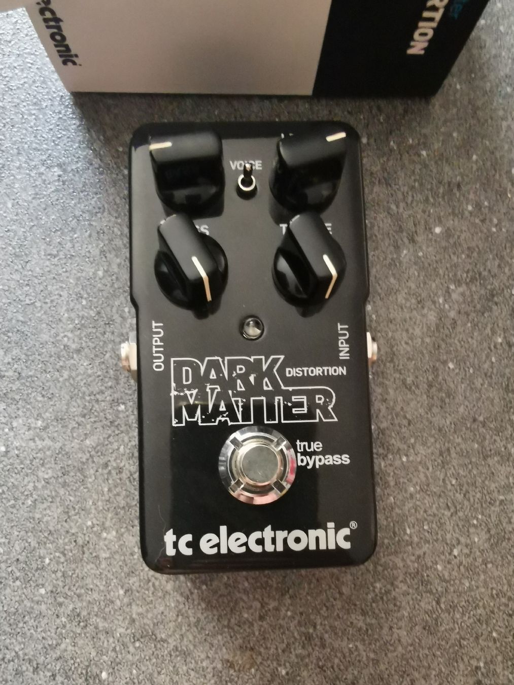 Strumenti musicali: TC Electronic Dark Matter Distortion Gitarreneffektpedal – Nuovo (secondo la descrizione) da Rohrbachgraben venduto da noisenomad