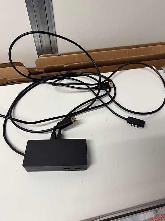 Microsoft Dockingstation: Microsoft Surface Dock mit 2x DisplayPort Kabel – Gebraucht aus Schübelbach von Rahnmont