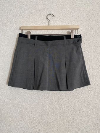 Grauer Minirock von Bershka