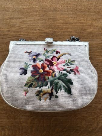Handtasche gestickt petit point Blumenmuster Frühling