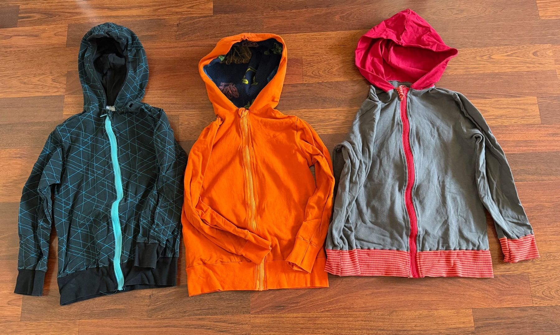 Lotti & Set di vestiti: Kapuzen-Jäggli Set, Grösse 134/140 – Usato da Endingen venduto da wubi 1