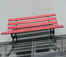 Alter roter Holzbank 