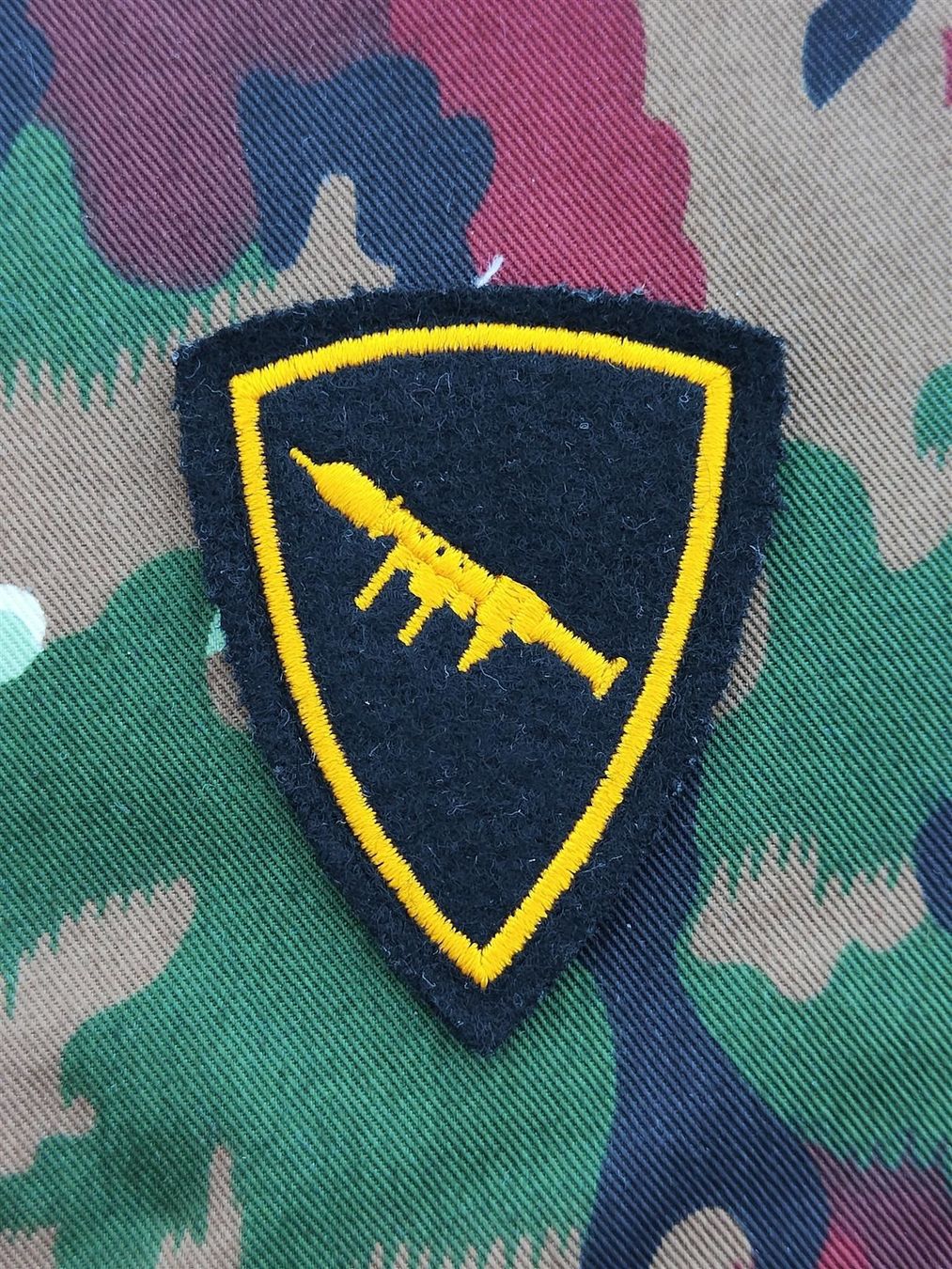 Schweizer Armee Placchette & Badge: Funktionsabzeichen An der Panzerfaust ausgebildet Ord. 95 V6 – Usato da Bauma venduto da SwissMilitaria