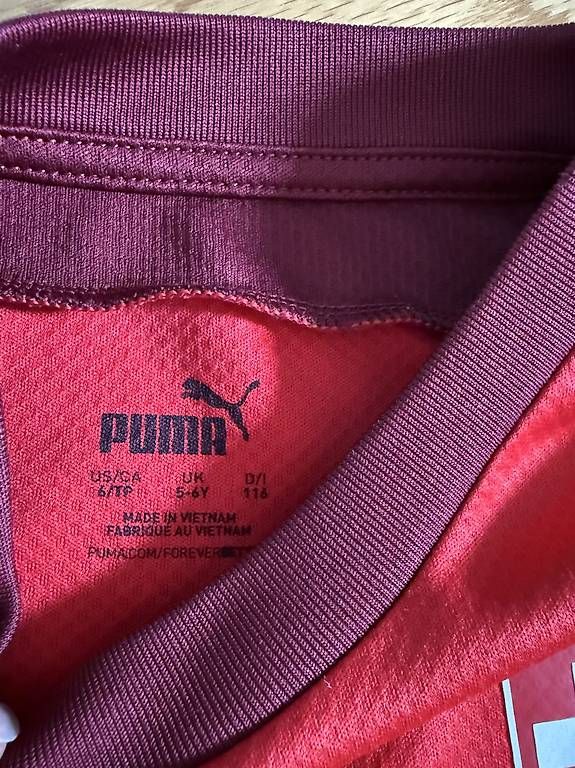 Scarpe, pantaloni & magliette da ginnastica: Schweizer Trikot Set 116 5-6 Jährig  – Usato da Basel venduto da momo.st 1