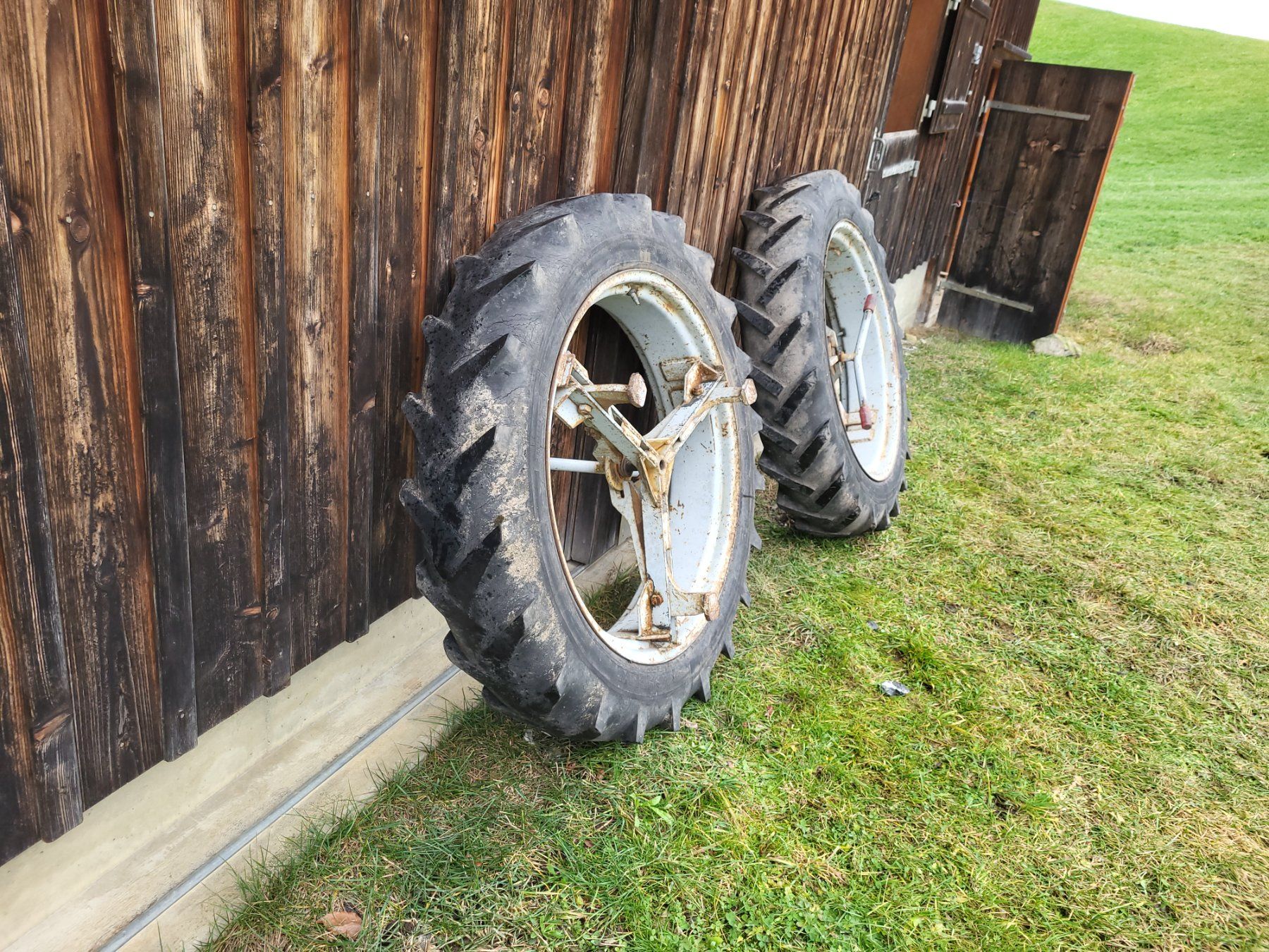 Michelin Pneumatici & Ruote complete: Doppelräder Traktor Müller 9.5-32 – Usato da Weissbad venduto da Milan041 1
