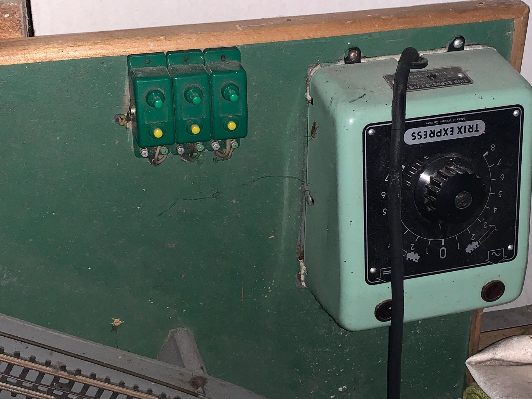 Trix Modelleisenbahnen: Modelleisenbahn Platte mit Trix Express Transformator – Gebraucht aus Rickenbach SZ von Frickler 2