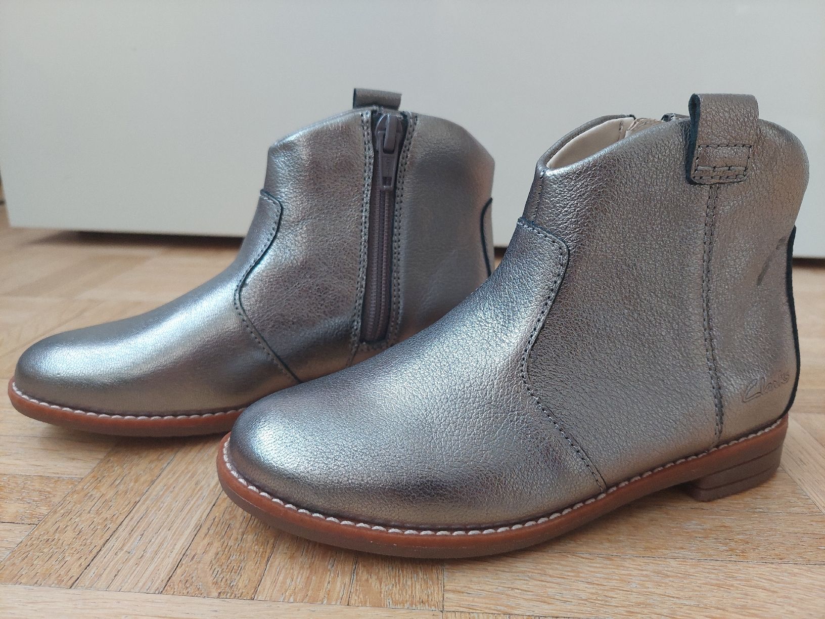 Clarks Schuhe für Mädchen: NEU! Mädchen Halbschuh Gr. 28 von Clarks – Neu und originalverpackt aus Flims Dorf von Truemorish 1
