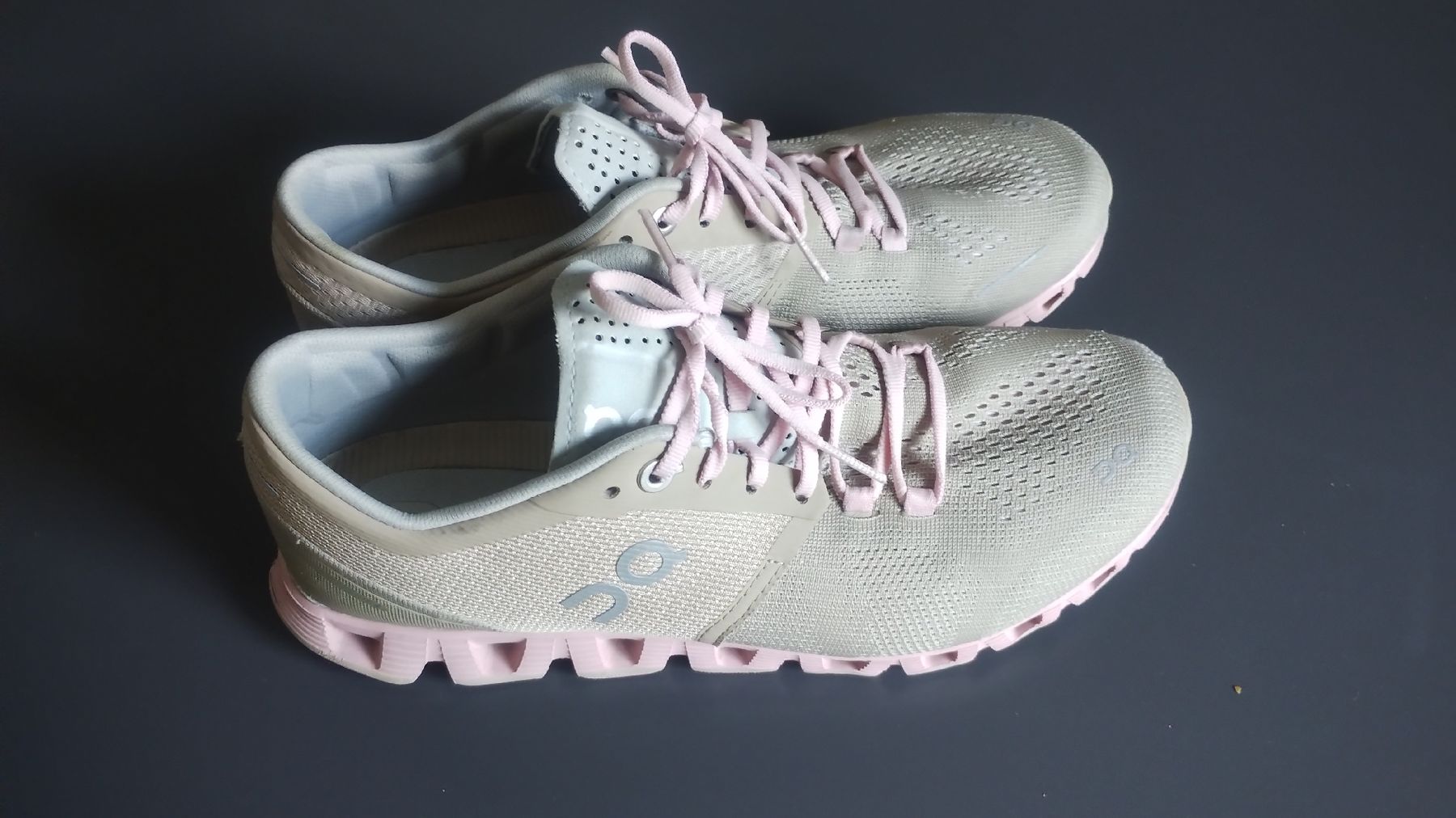 On Scarpe da donna: On Cloud Schuhe Damen Grösse 39  – Usato da Schiers venduto da bak007 2