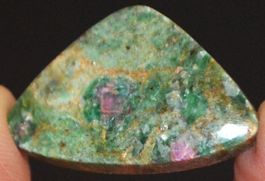 Cabochon L-8540 – Rubin Fuchsit -33x21mm