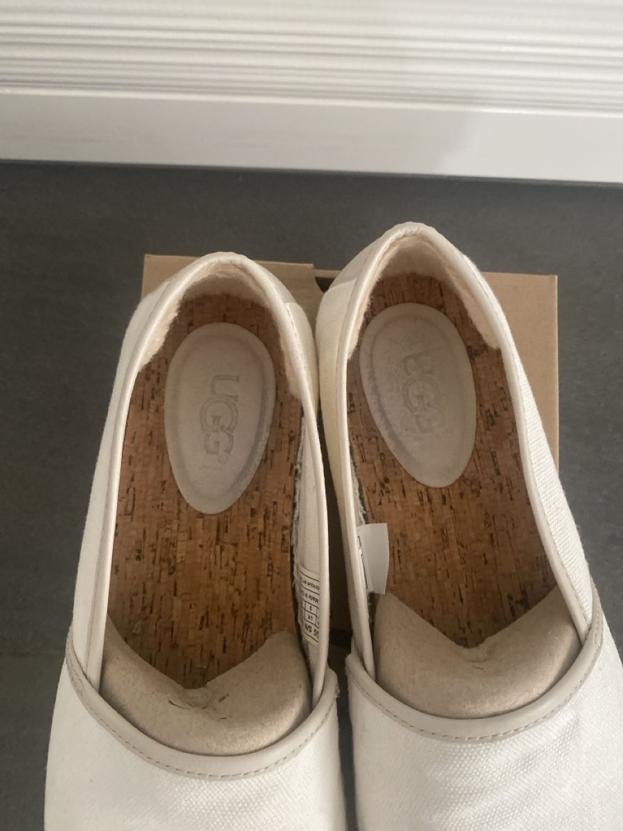 Ugg Scarpe da uomo: Espadrilles UGG modèle KAS blanc taille 43 – Usato da Grenchen venduto da O.r.i.g. 4