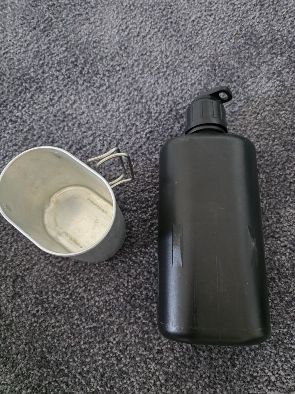 Schweizer Armee Attrezzatura & Pezzi di ricambio: Originale Militär Feldflasche mit Becher – Usato da Basel venduto da Dubworld 1