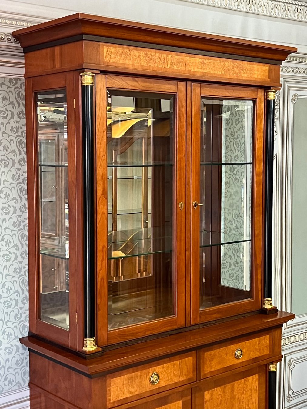 Vetrine: Biedermeier Vitrine Selva Schrank Kirschbaum Stilmöbel – Usato da Gemünden venduto da GEUENWALD 1