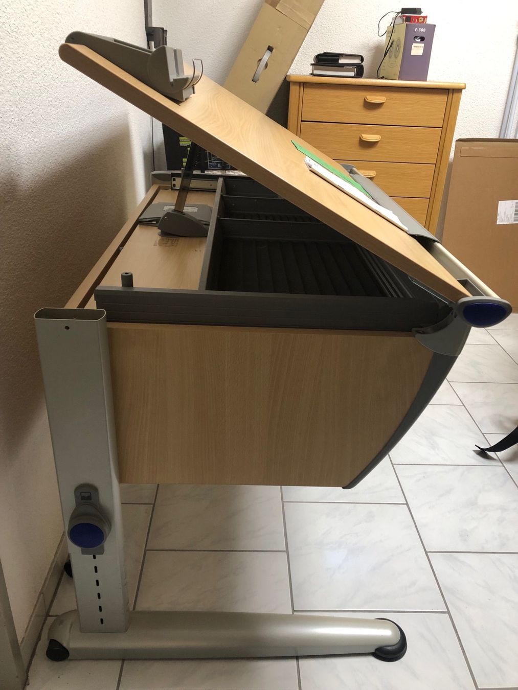 Schreibtische: Moll Kinder Schreibtisch Modell Runner – Gebraucht aus St. Pelagiberg von  6