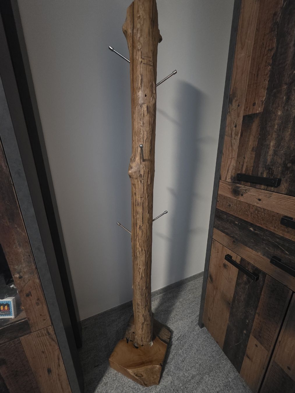 Garderobe: Garderobenständer Holz Baumstamm mit Metallhaken  – Gebraucht aus Siebnen von mar_n7g9