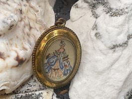 Antiker Anhänger TLM mit Handmalerei