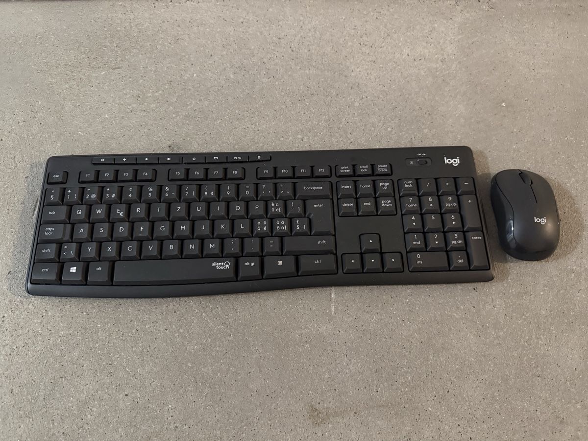 Logitech Claviers: logi Tastatur mit Maus – Neuf (Voir description) à Therwil par lxsoph