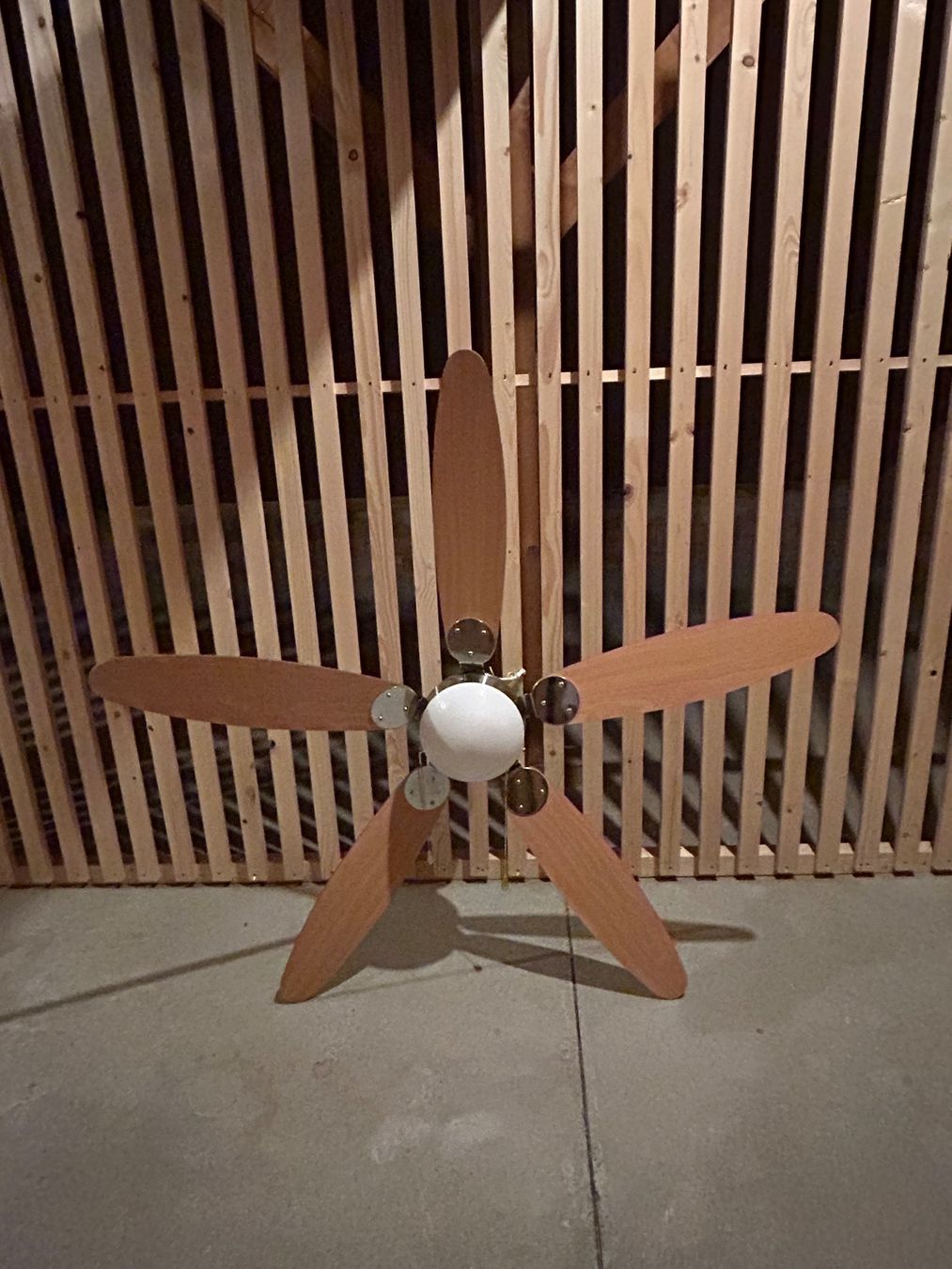 Lustres & lampes de plafonds: Decken ventilator mit Holz – D'occasion à Oftringen par Snupi05