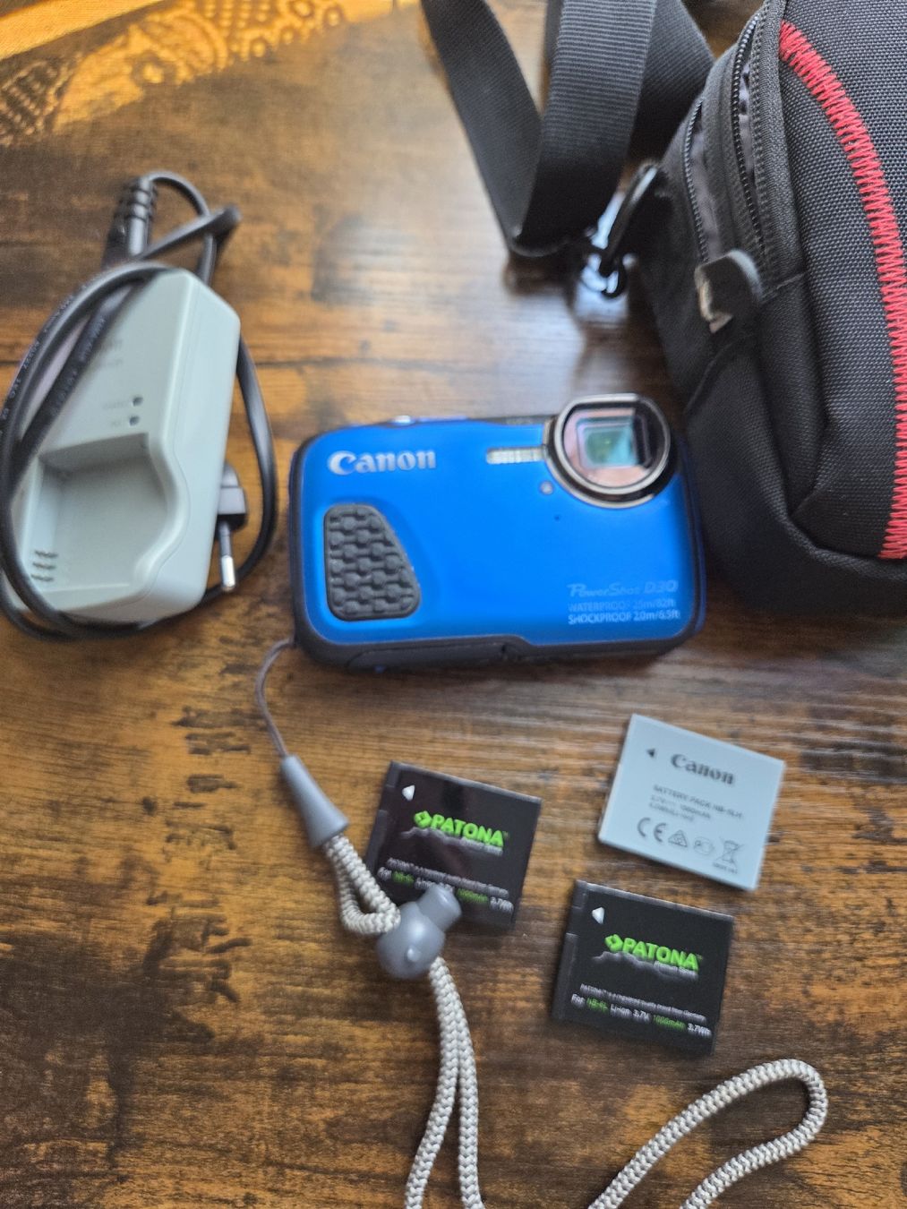 Canon Fotocamera: Canon PowerShot D30 blue waterproof camera with accessories – Usato da Winterthur venduto da Maricels_Boutique 1