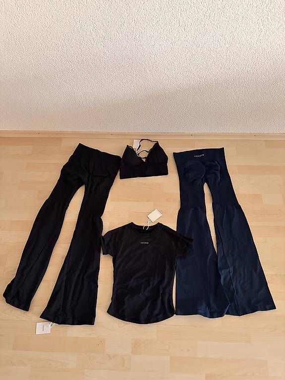 Kleiderpakete: Sportbekleidung  – Neu und originalverpackt aus Buchs AG von bar_6yl8